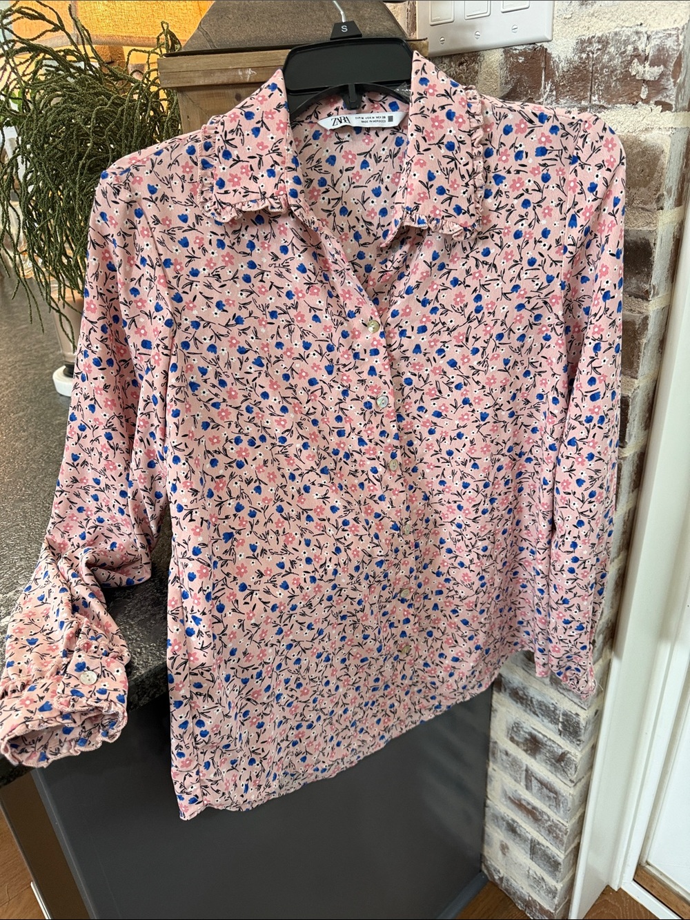 ZARA  women’s SZ M button up pink flowered blouse W